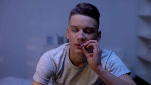 Un adolescent qui fume.