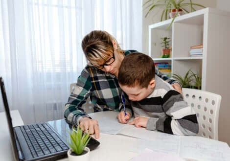 Un enfant qui fait ses devoirs.