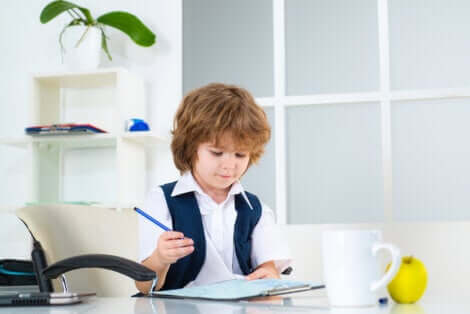 Un enfant qui fait ses devoirs.