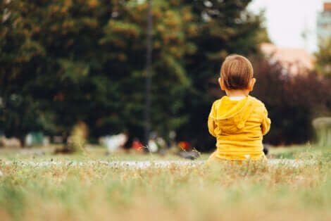 Un enfant assis au parc.