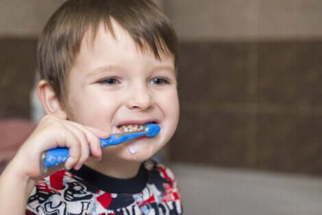 Un enfant qui se brosse les dents. 