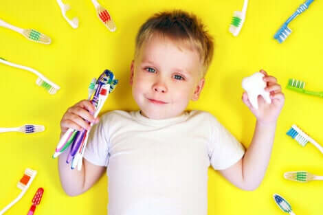 Un enfant entouré de brosses à dents.