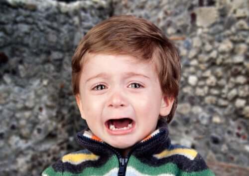 4 astuces pour que votre enfant ne crie pas en public