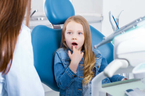 Un enfant chez le dentiste pour sensibilité dentaire.