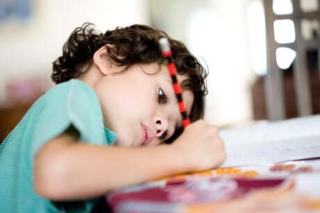Un enfant qui fait ses devoirs.