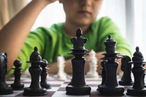 Un enfant qui joue aux échecs. 