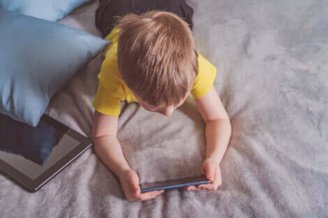 Un enfant qui joue avec un téléphone portable.