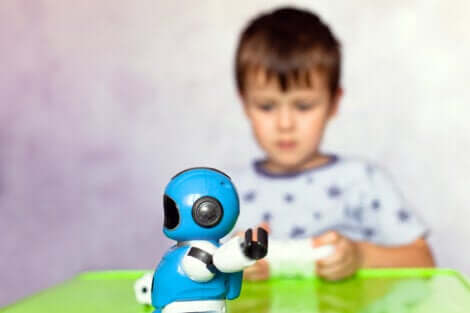 Un enfant qui joue avec un robot. 