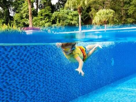 Un enfant qui fait de la natation