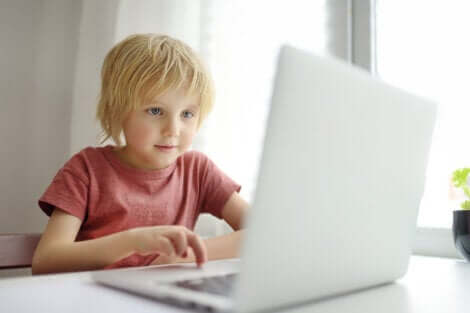 enfant sur un ordinateur portable