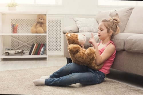 Mon enfant parle tout seul : dois-je m'en inquiéter ?