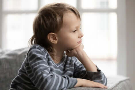 Un enfant dans ses pensées. 