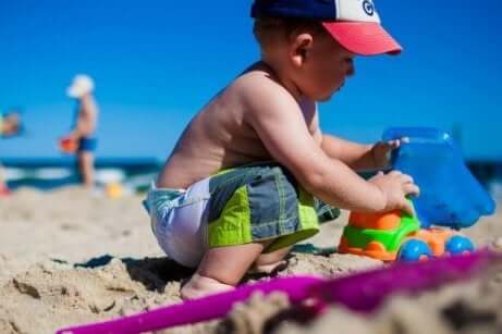 Un enfant qui joue sur la plage.