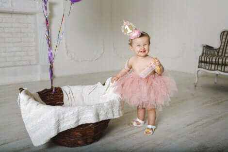 Une jeune fille qui sourit à côté d'un grand panier.