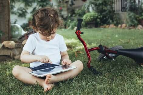 Un enfant utilisant une tablette.