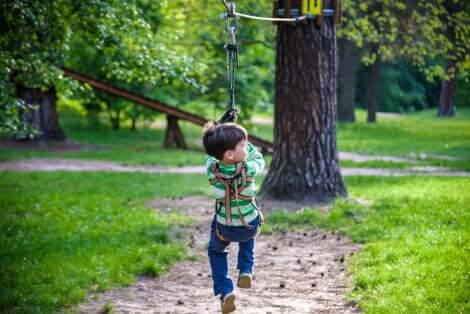 Un enfant qui fait de la tyrolienne. 