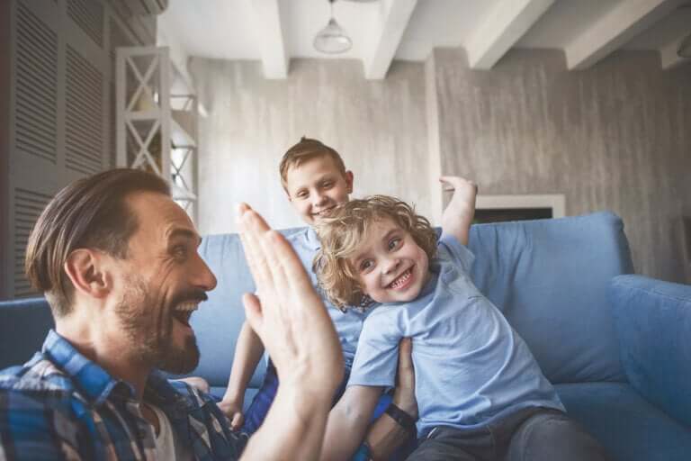 père et enfants heureux