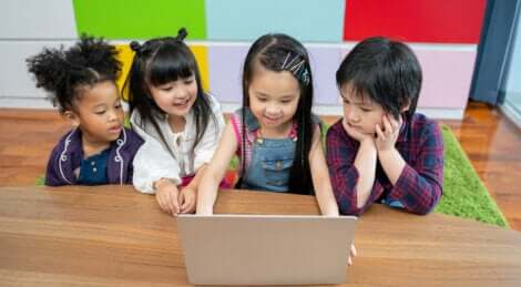 Des enfants à l'école.