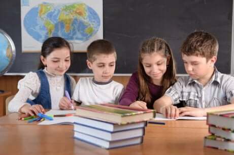 Des enfants qui étudient ensemble.