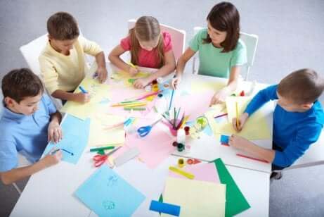 Des enfants qui travaillent en groupe.