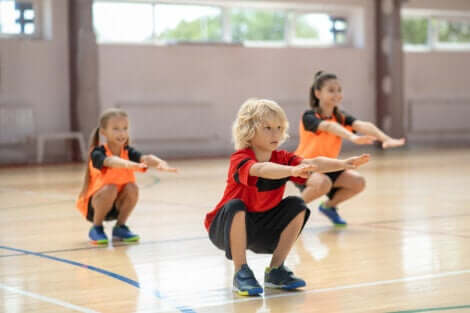 Trois enfants qui font des squats. 