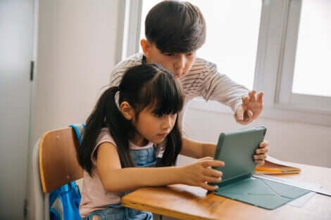 deux enfants qui regardent une tablette