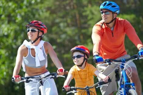 Une famille qui fait du vélo.