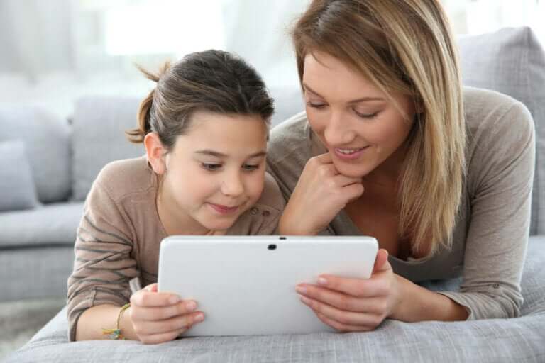 mère et fille sur une tablette