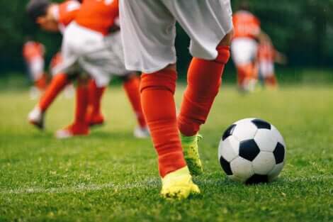 Un enfant qui joue au football.