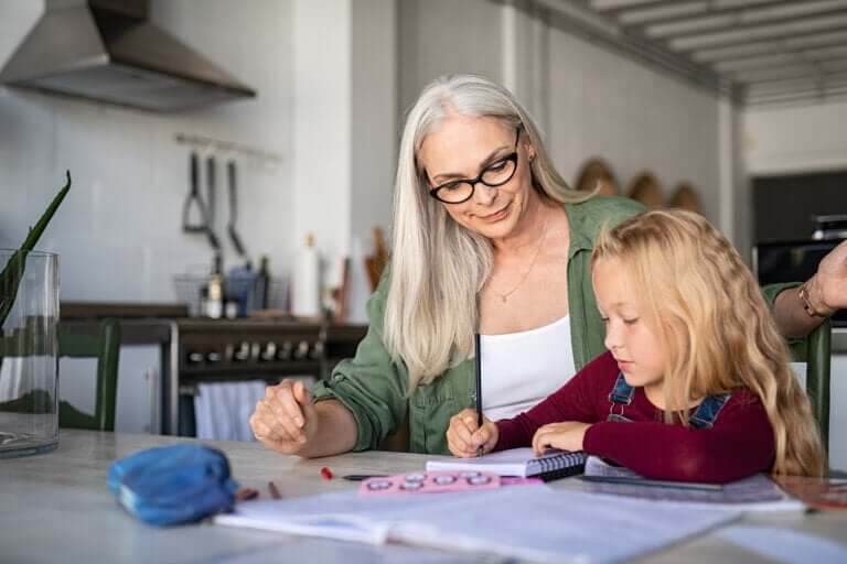 grand-mère et fille écrivant