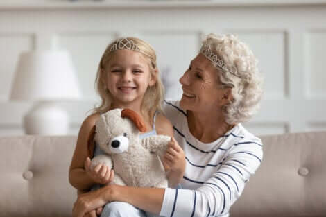 Une grand-mère et sa petite-fille.