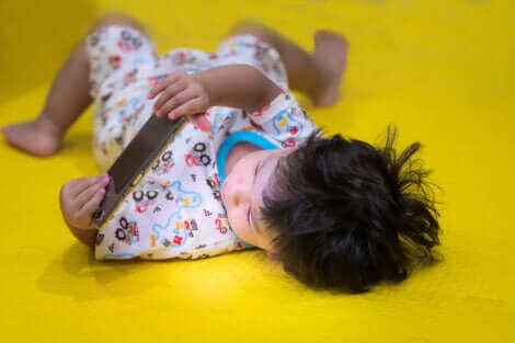 Un enfant qui joue avec une tablette.