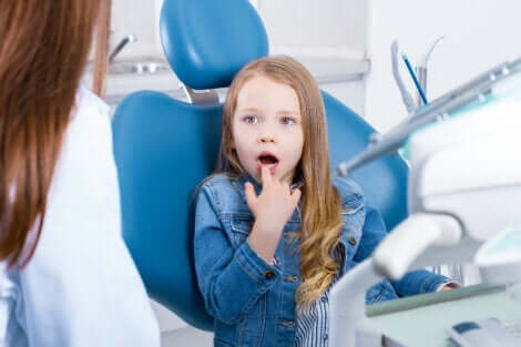 Une jeune fille chez le dentiste. 