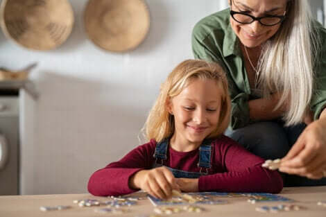 Une jeune fille qui fait un puzzle. 