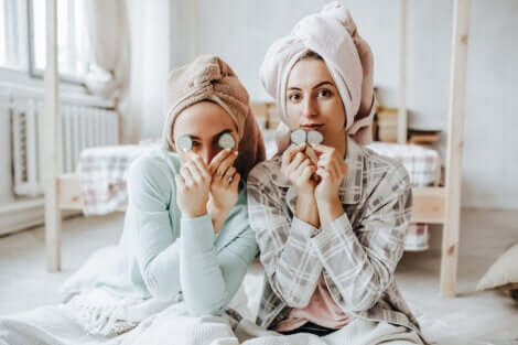 Deux adolescentes qui sortent de la douche. 