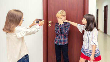 Un jeune garçon victime de bullying par deux filles.