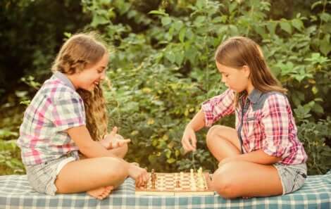 Deux jeunes filles qui jouent aux échecs. 