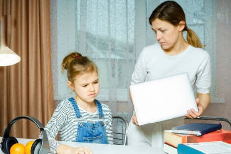 Une mère qui dispute sa fille adolescente.