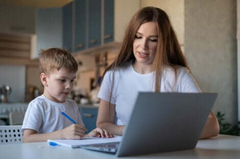enfant avec sa mère devant son ordinateur