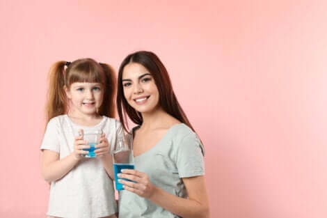 Une mère et sa fille avec du bain de bouche.