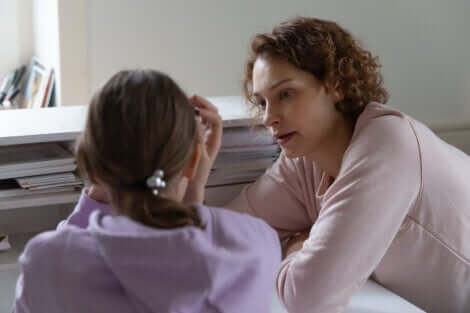 Une mère qui parle à sa fille adolescente.
