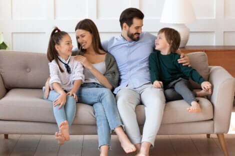 Une famille sur un canapé. 