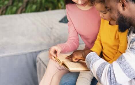 parents lisant avec leur enfant