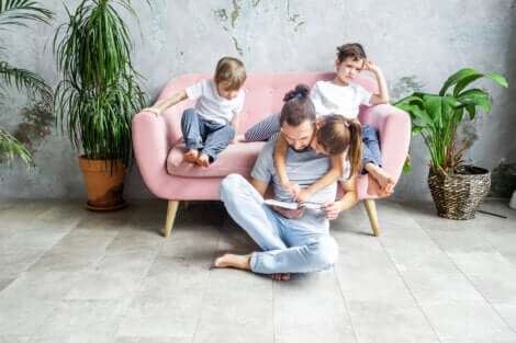 famille lisant ensemble