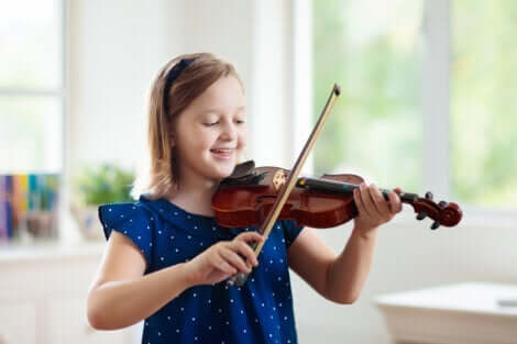 Une petite fille qui joue du violon.