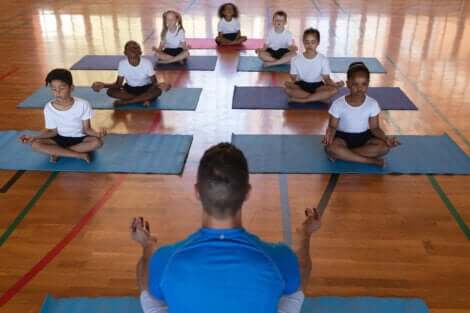 enfants faisant du yoga