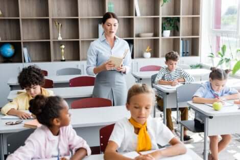 professeure faisant une dictée en classe