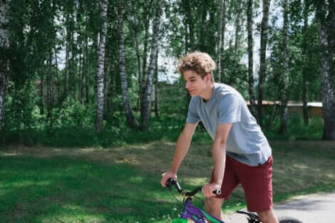 Un adolescent qui fait du vélo. 