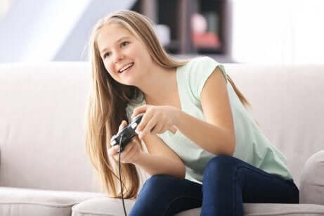 Une adolescente qui joue aux jeux vidéos.