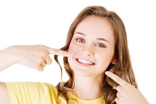 Une adolescente avec le sourire et dents blanches.